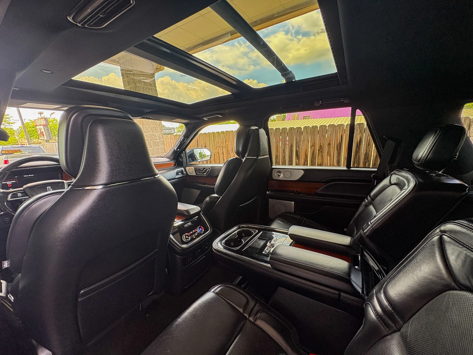Used 2019 White Lincoln Reserve image 26