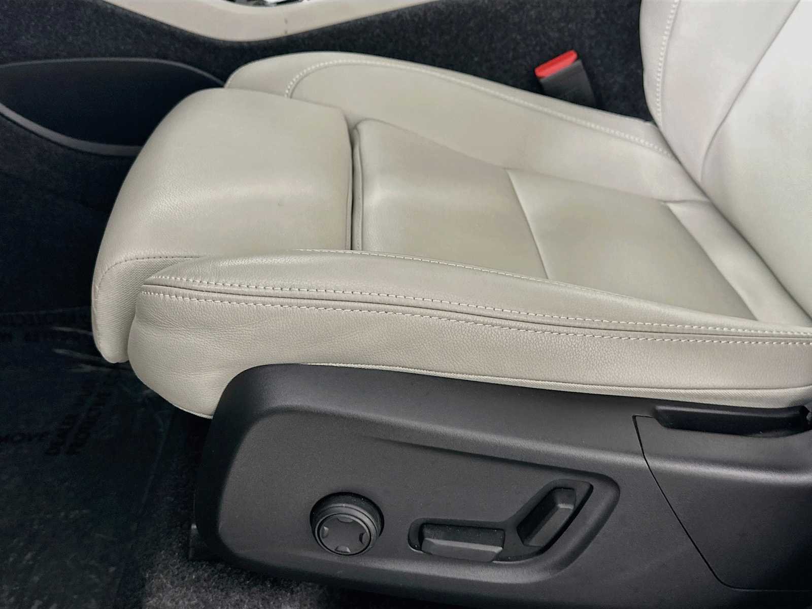 2026 Volvo XC40 Ultra - Photo 18