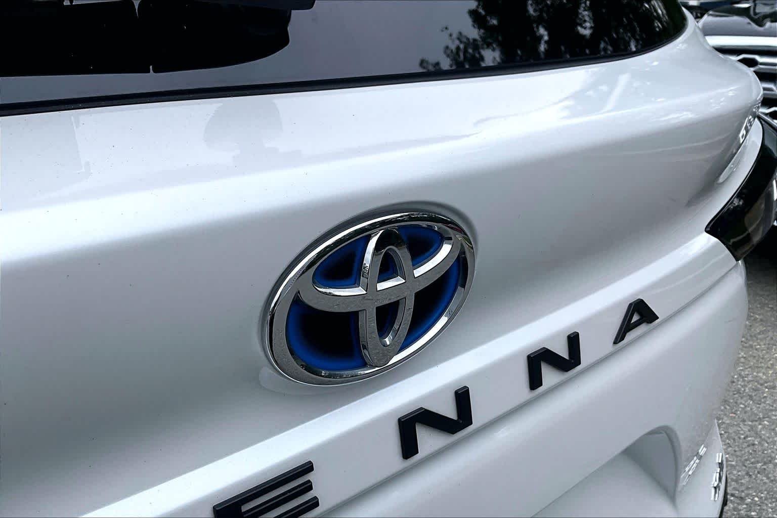 Used 2025 Wind Chill Pearl Toyota XLE image 31