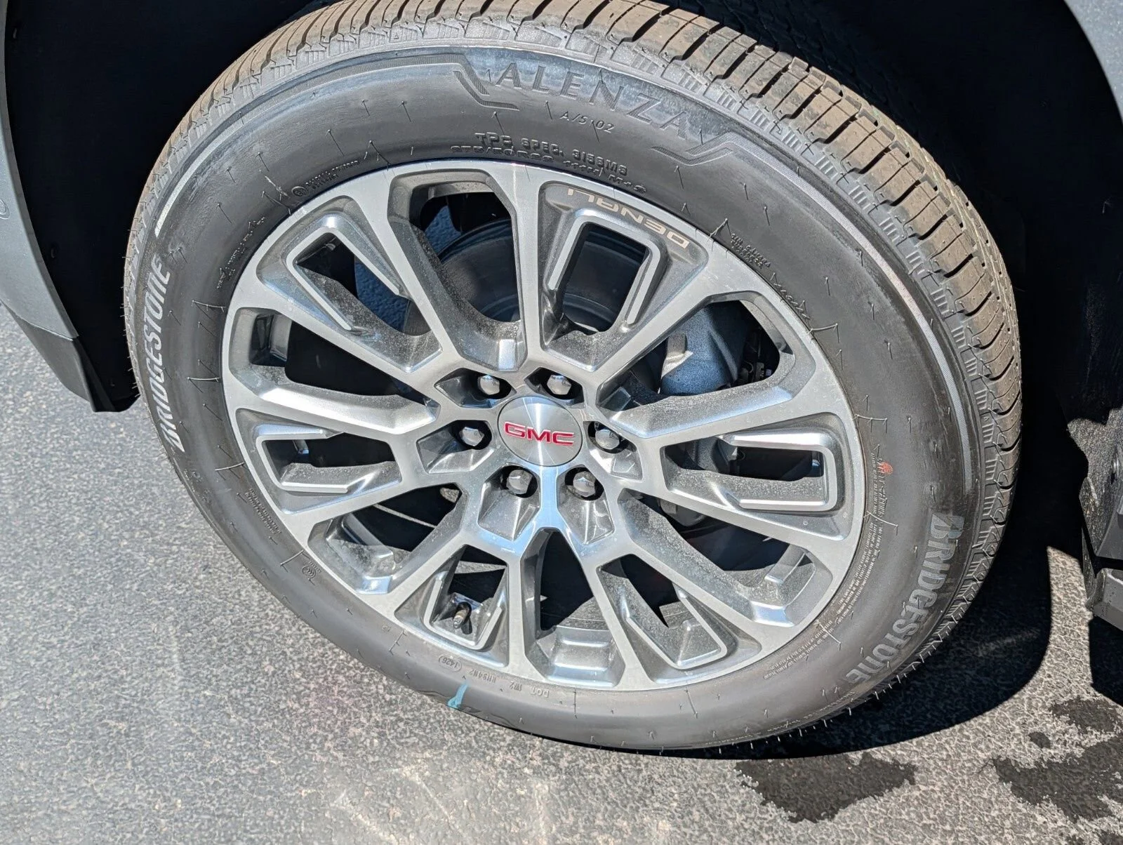 2026 GMC Yukon Denali - Photo 23