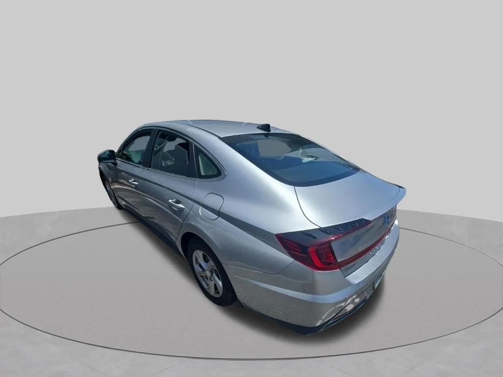 Used 2021 Silver Hyundai SE image 8