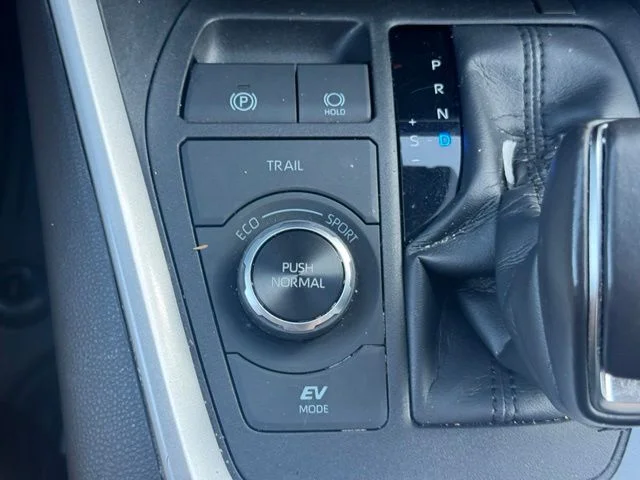 Used 2024  Toyota XLE Premium image 33
