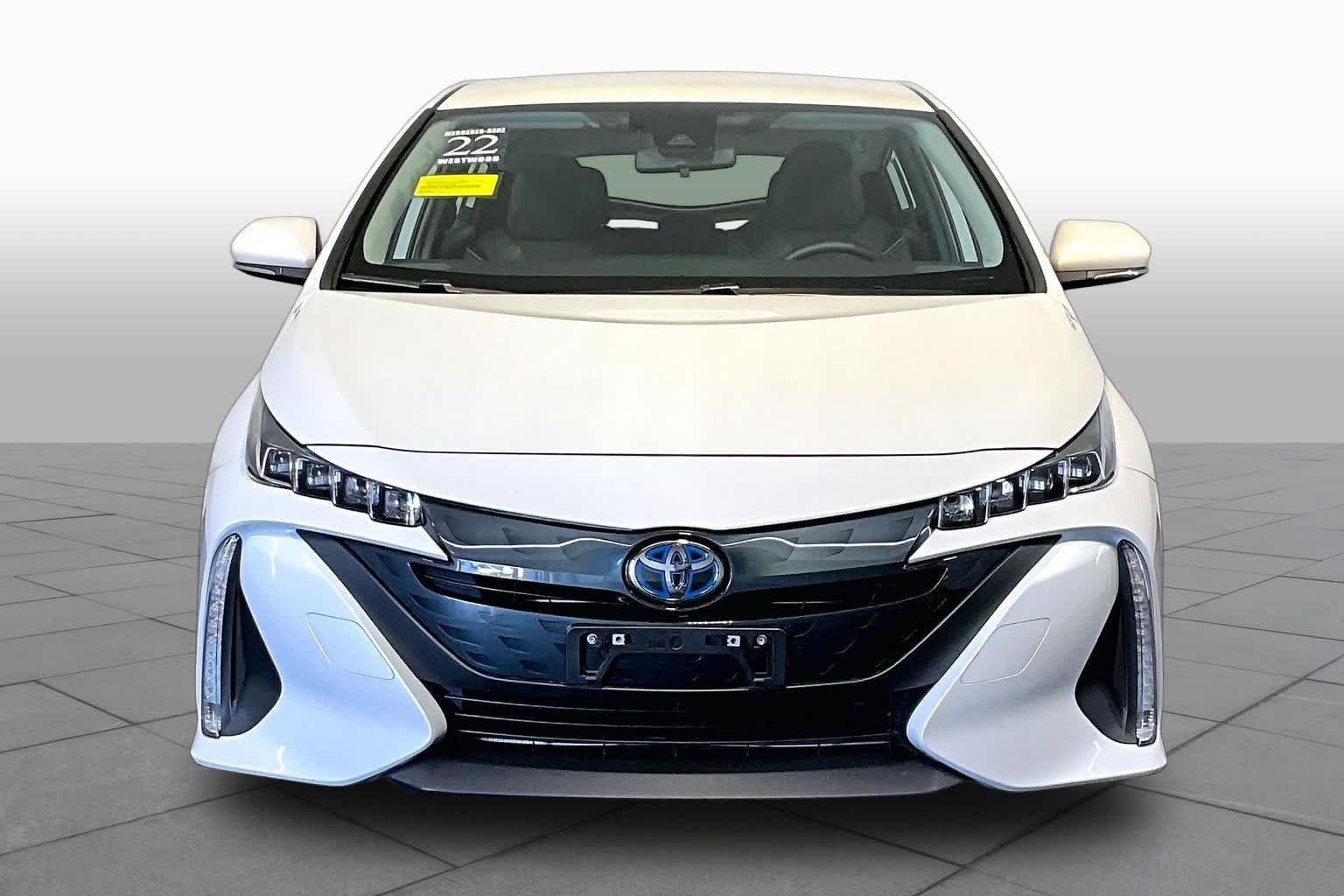 Used 2022 Wind Chill Pearl Toyota LE image 3