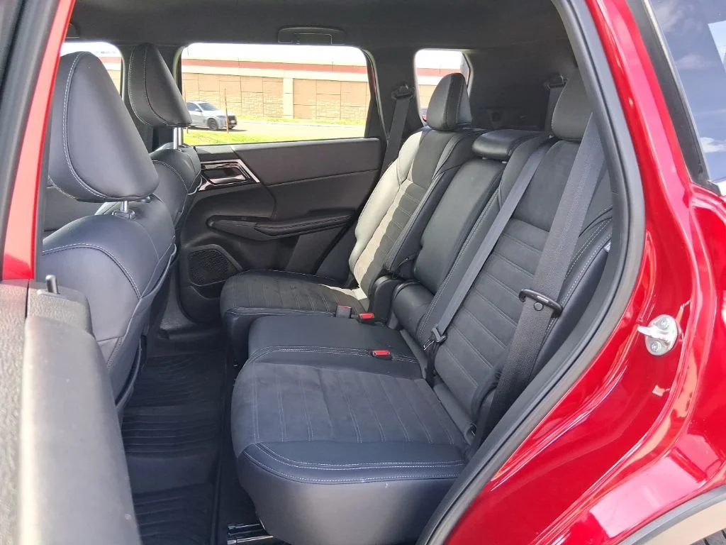 Used 2024  Mitsubishi SE image 18