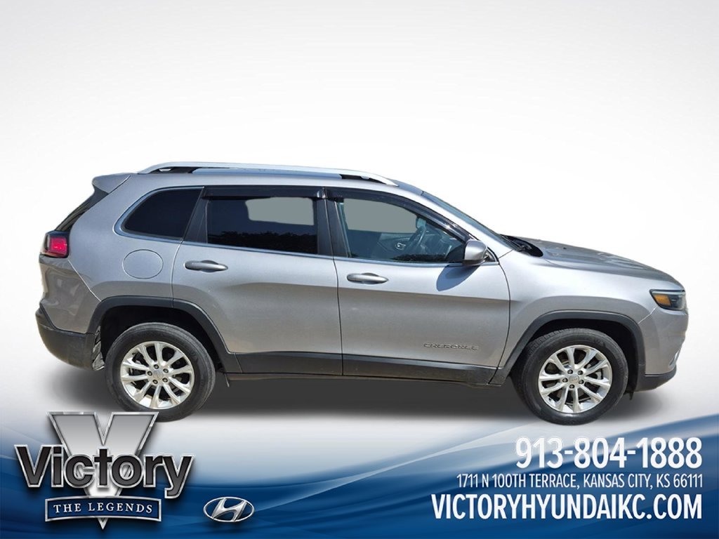 Used 2019 Silver Jeep Latitude image 4