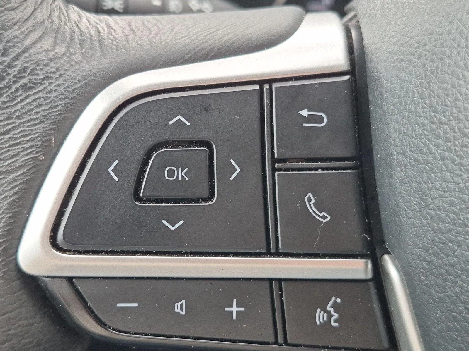 Used 2025 Wind Chill Pearl Toyota XLE image 19
