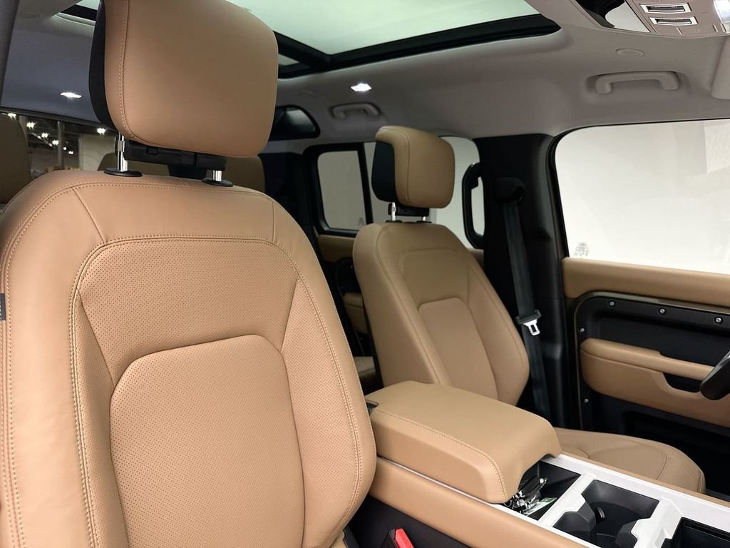 Used 2025 Gondwana Stone Metallic Land Rover S image 5