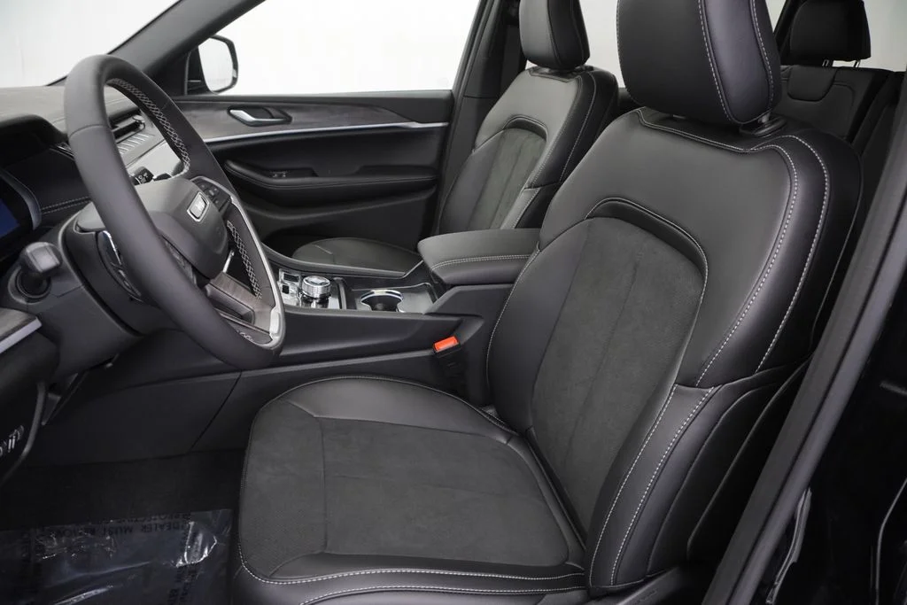 New 2026 Diamond Black Crystal Pearl-Coat Exterior Paint Jeep Altitude image 15