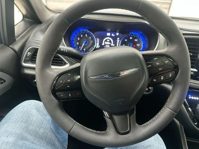 Used 2025 Blue Chrysler Limited image 12