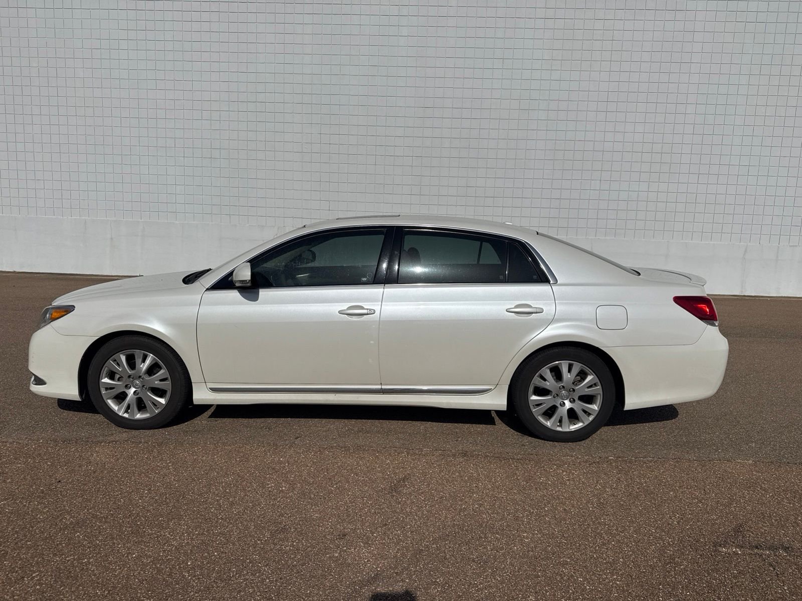 Used 2011 White Toyota Base image 1