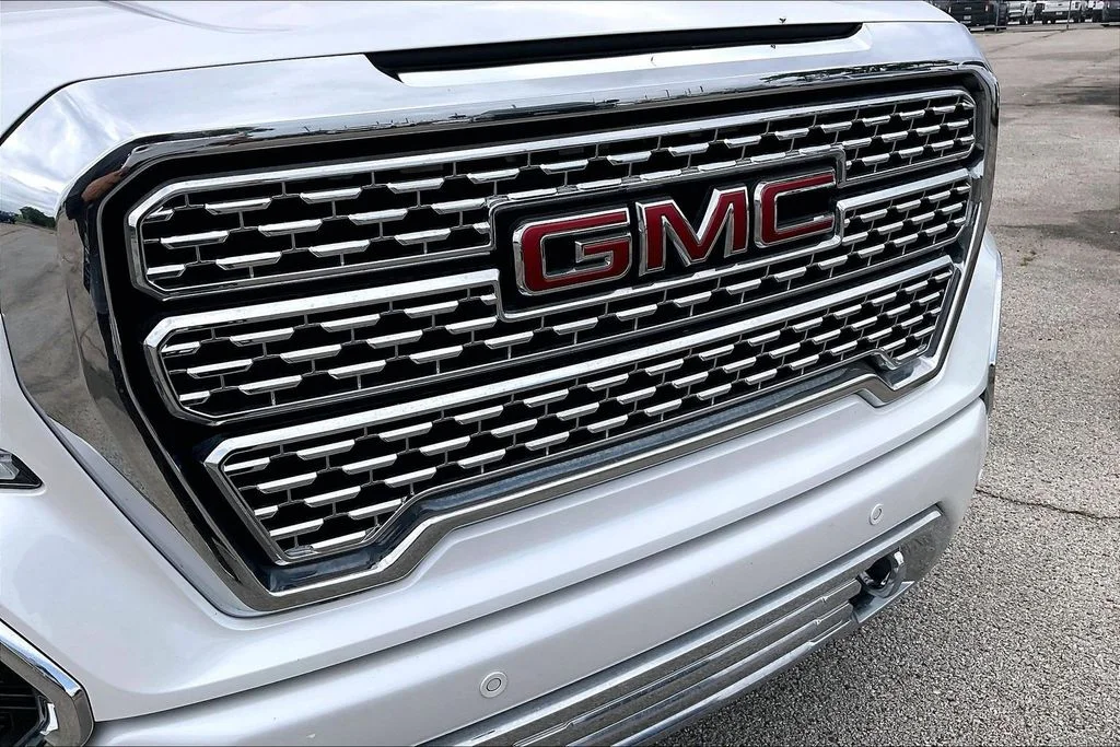 Used 2022 White GMC Denali image 34