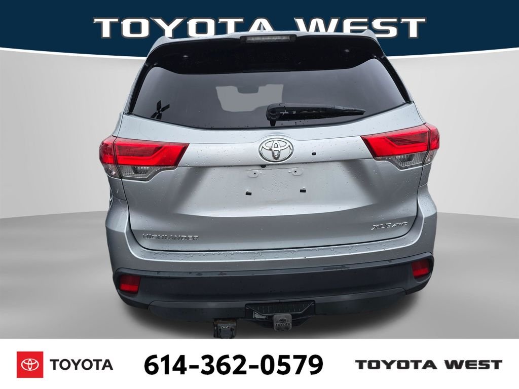 Used 2018 Silver Toyota XLE image 7