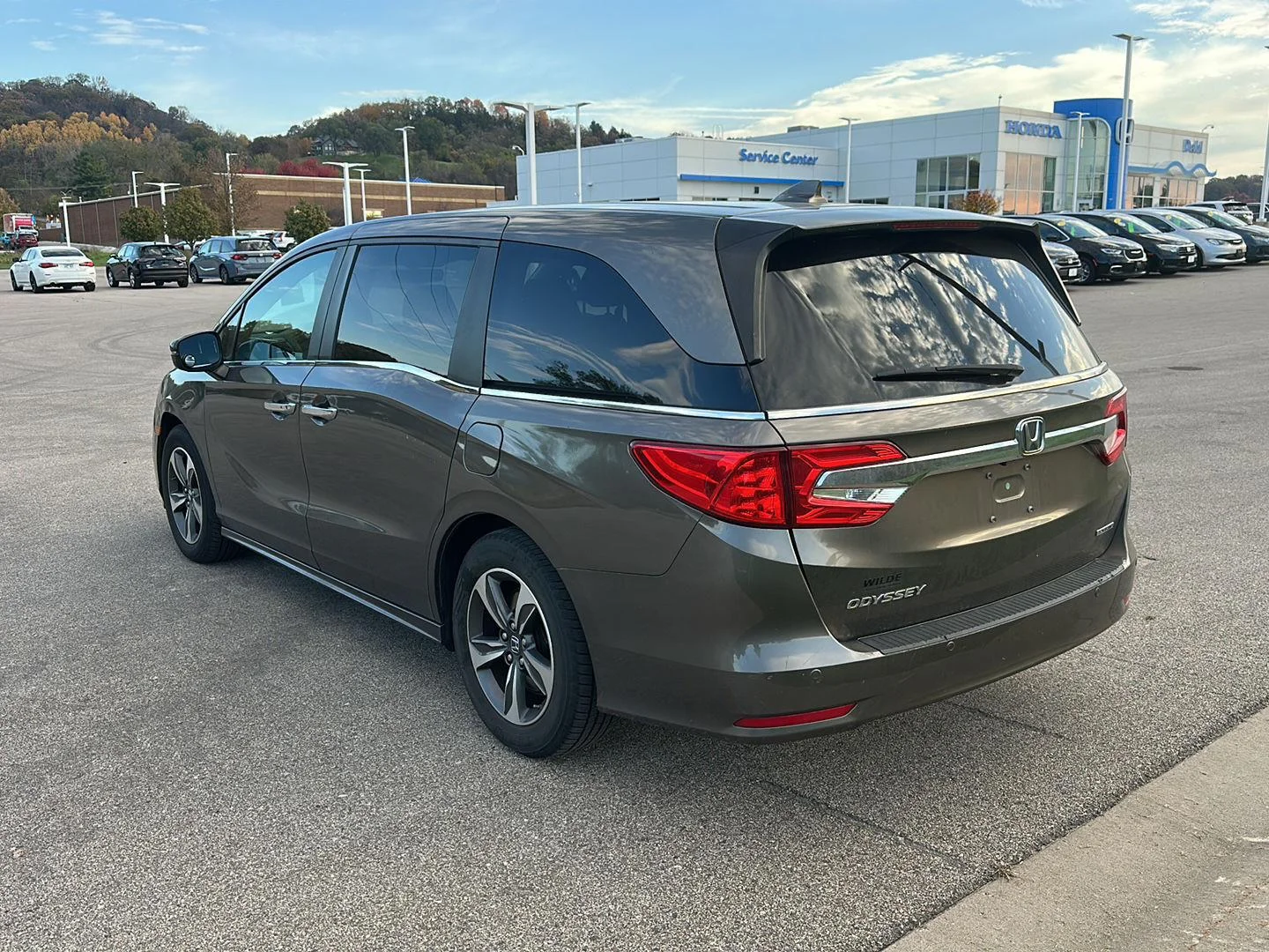 Used 2018 Pacific Pewter Metallic Honda Touring image 5