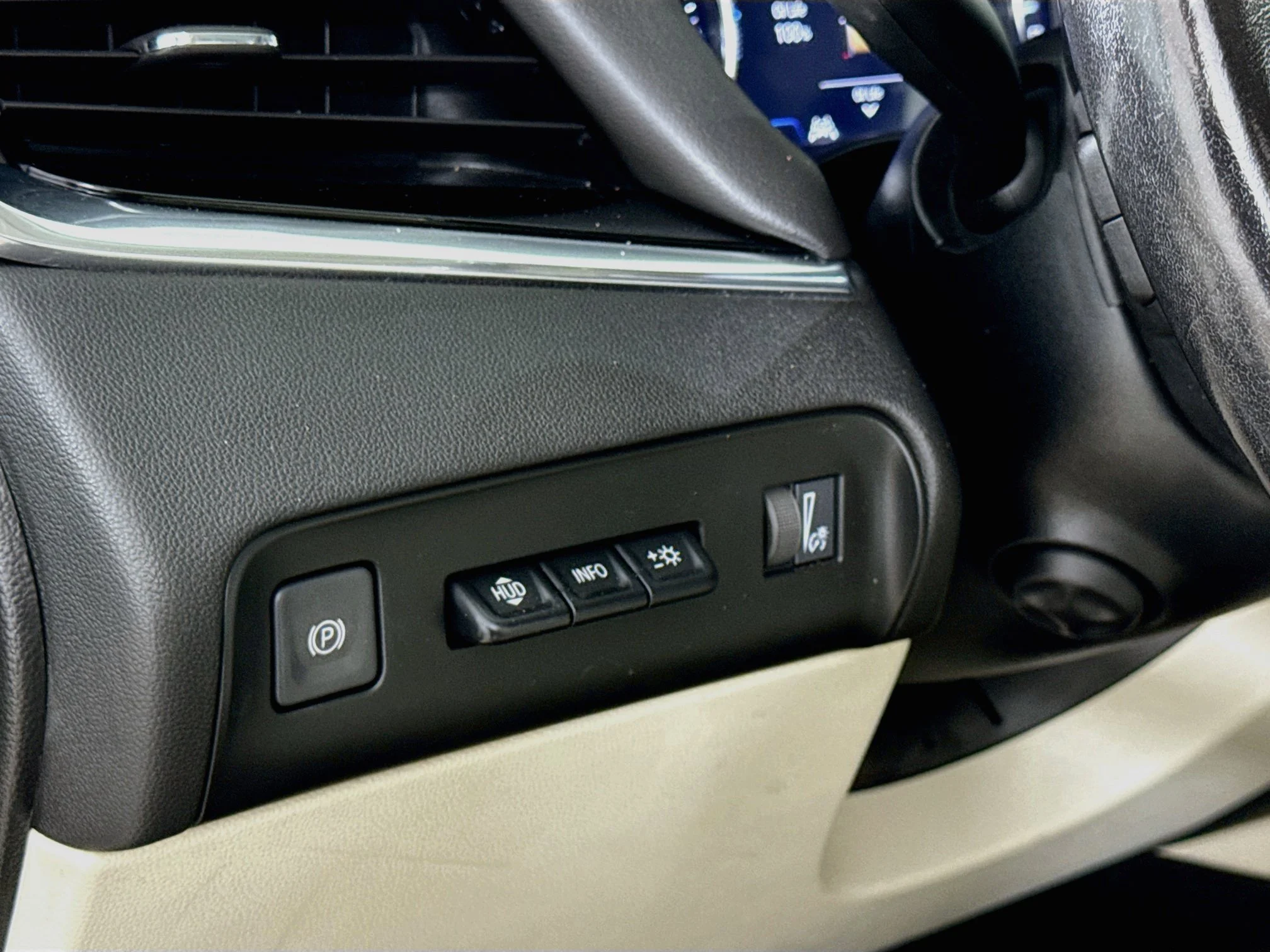 Used 2023 White Frost Tricoat Buick Avenir image 12