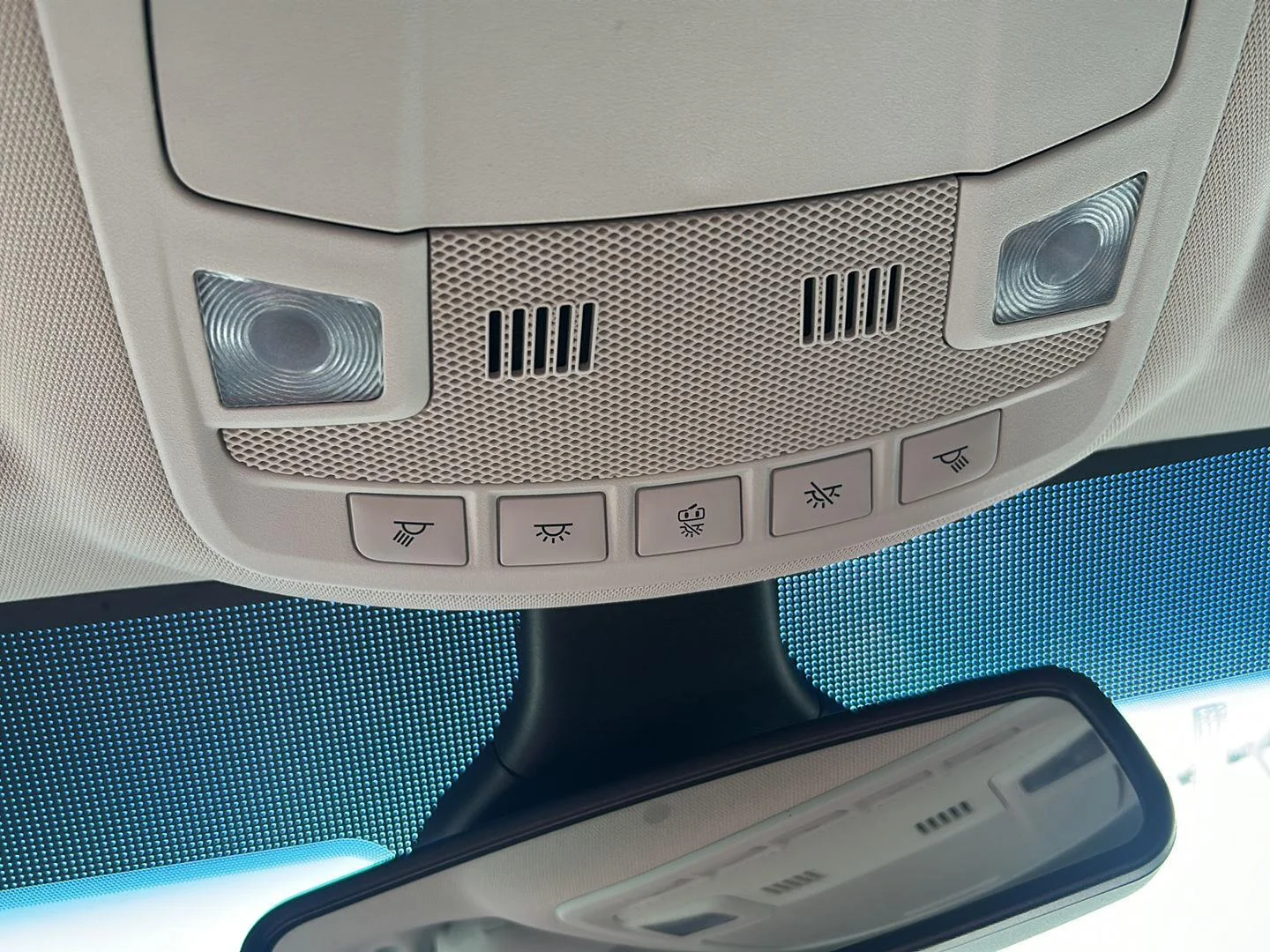 Used 2019 White Platinum Metallic Tri-Coat Ford SEL image 18
