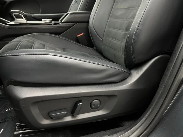 Used 2025 Moonstone Gray Metallic/Black Roof Mitsubishi SE image 38