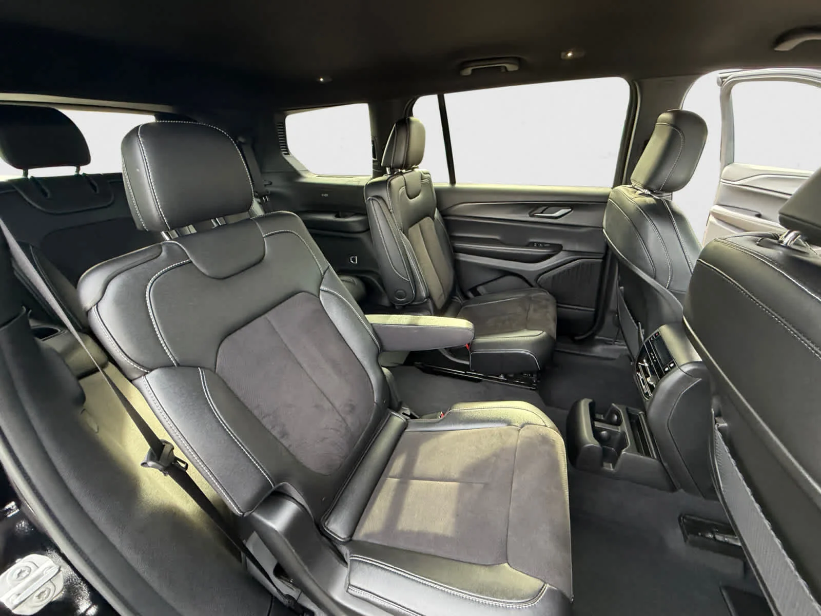 Used 2023 Diamond Black Crystal Pearlcoat Jeep Altitude image 20