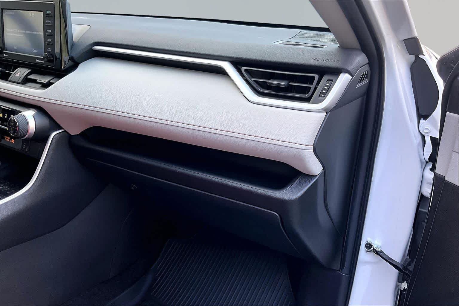 Used 2022 White Toyota Hybrid XLE image 19