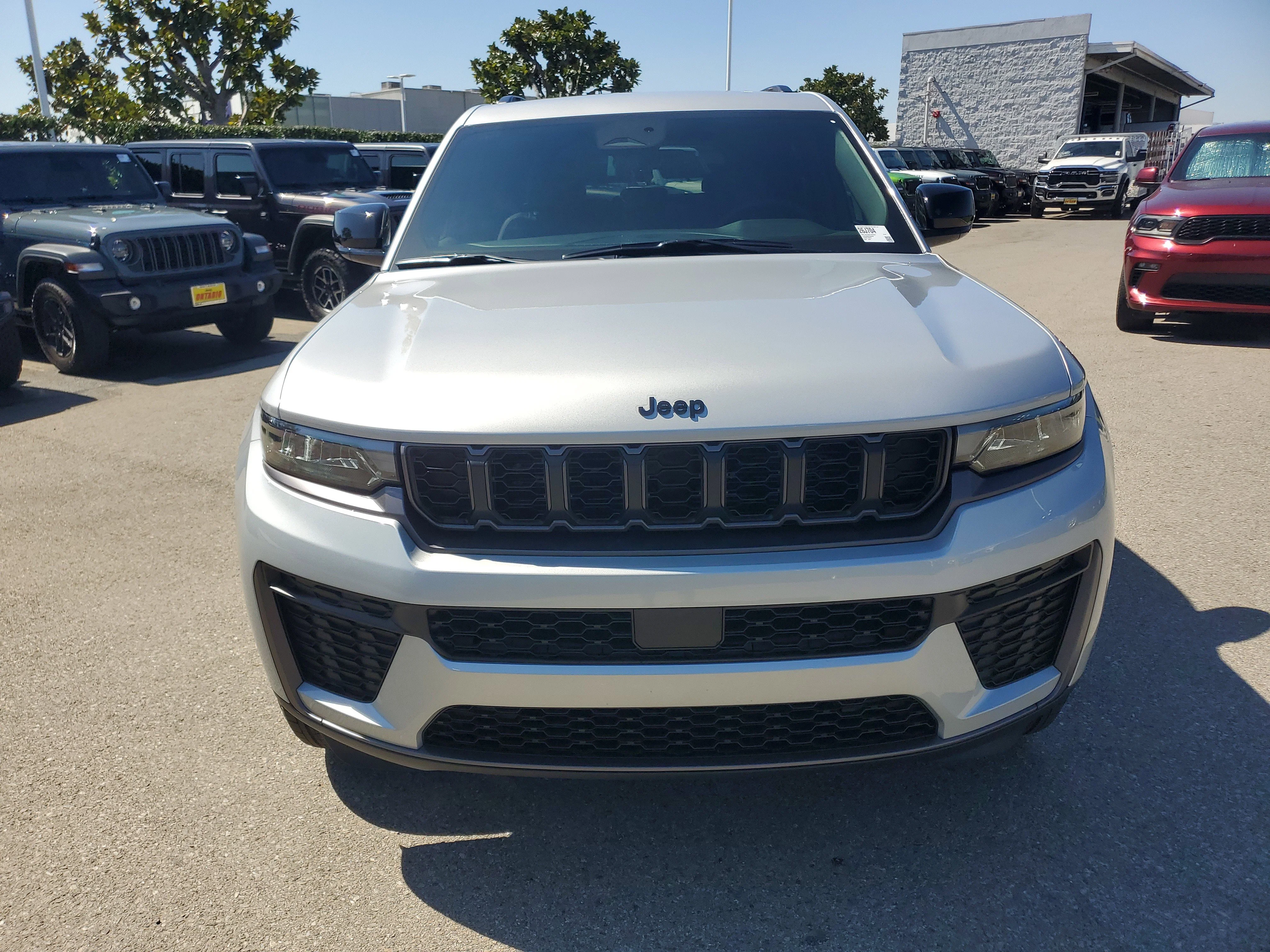 New 2026 Silver Zynith Exterior Paint Jeep Altitude image 9