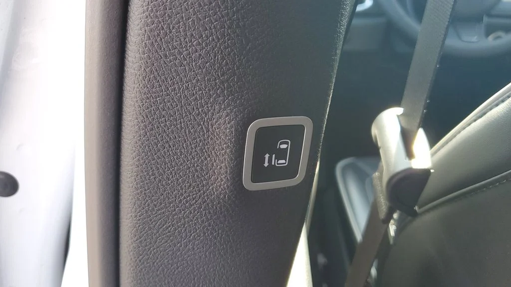 Used 2025 White Chrysler Limited image 19