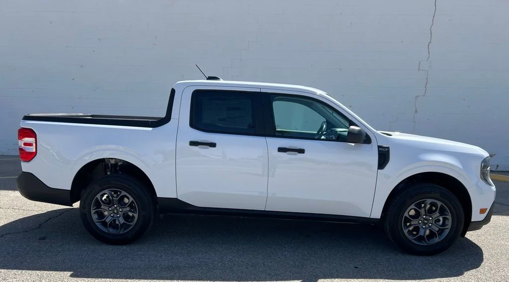New 2026 Oxford White Ford XLT image 7