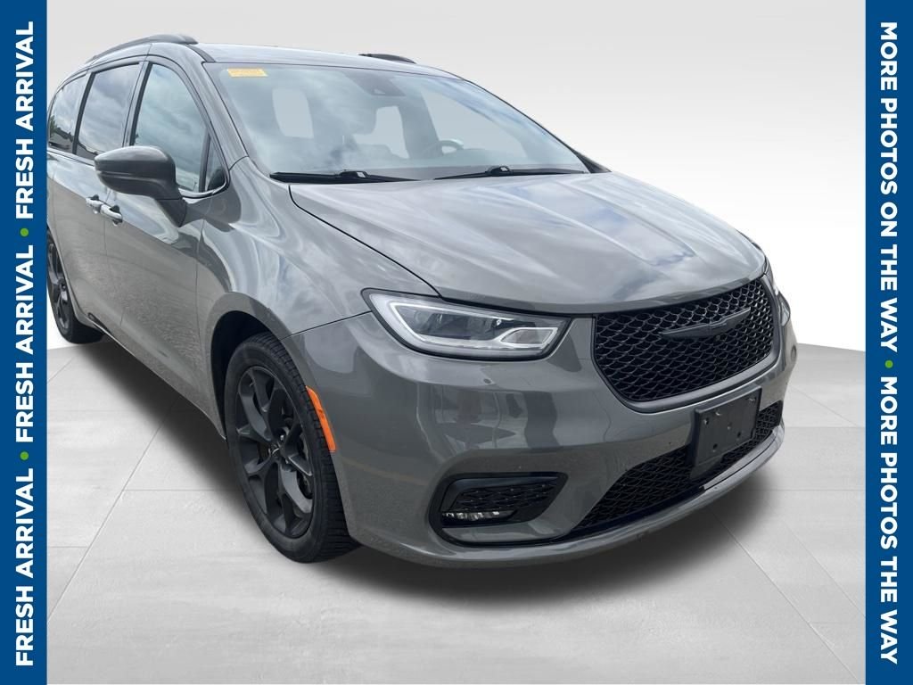 2021 Chrysler Pacifica Touring's photo