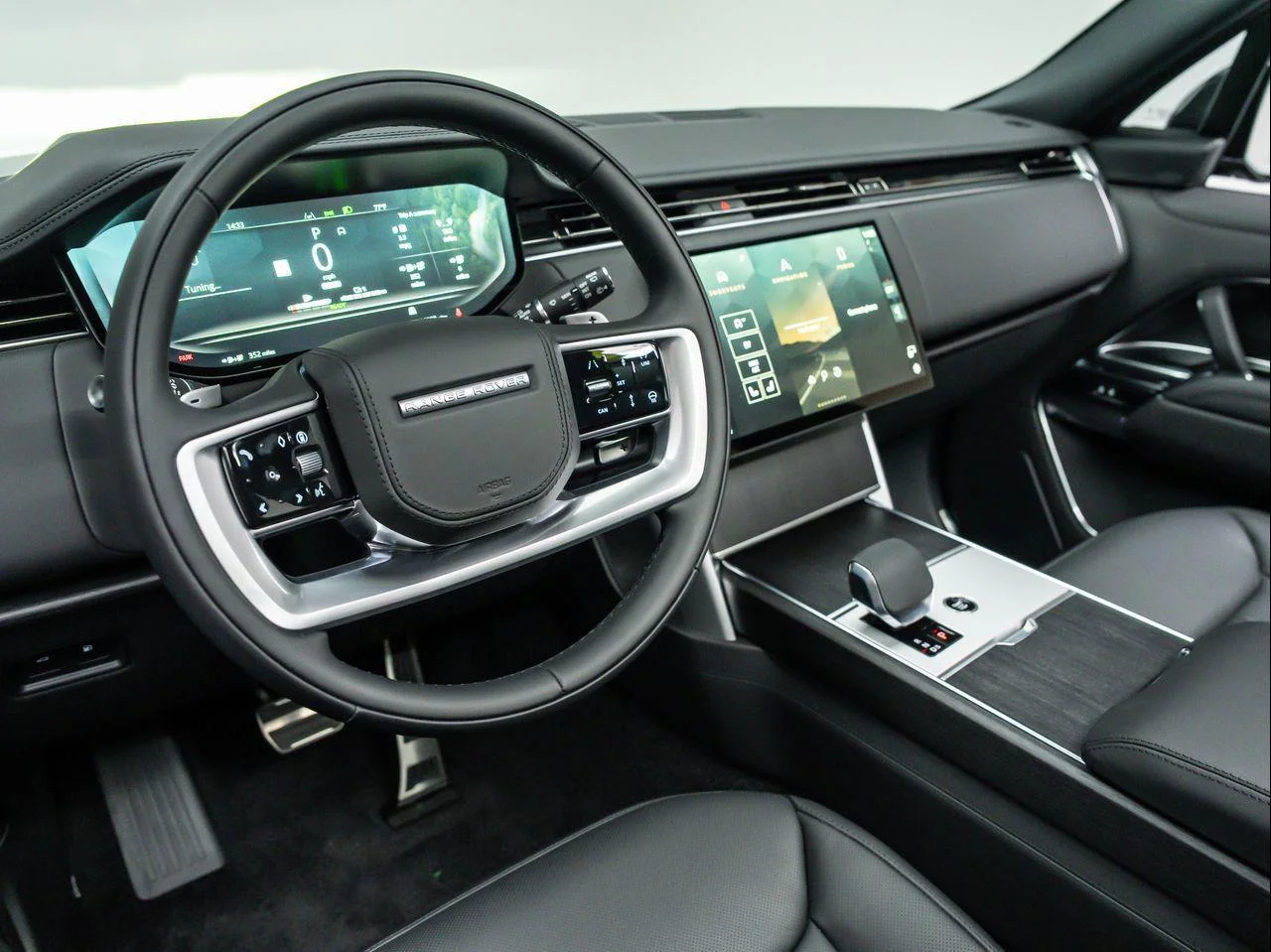 New 2026 Eiger Grey Land Rover P550e SE image 16