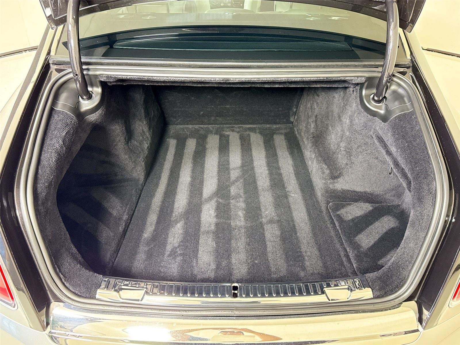 Used 2023  Rolls-Royce  image 32