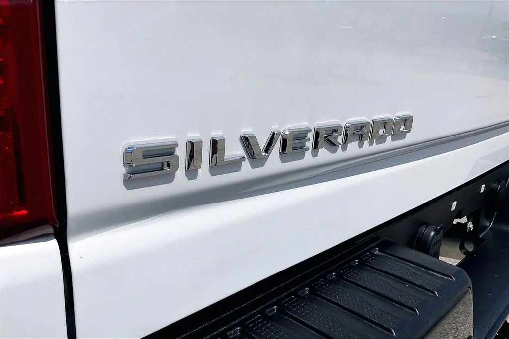 Used 2025 White Chevrolet Custom image 27