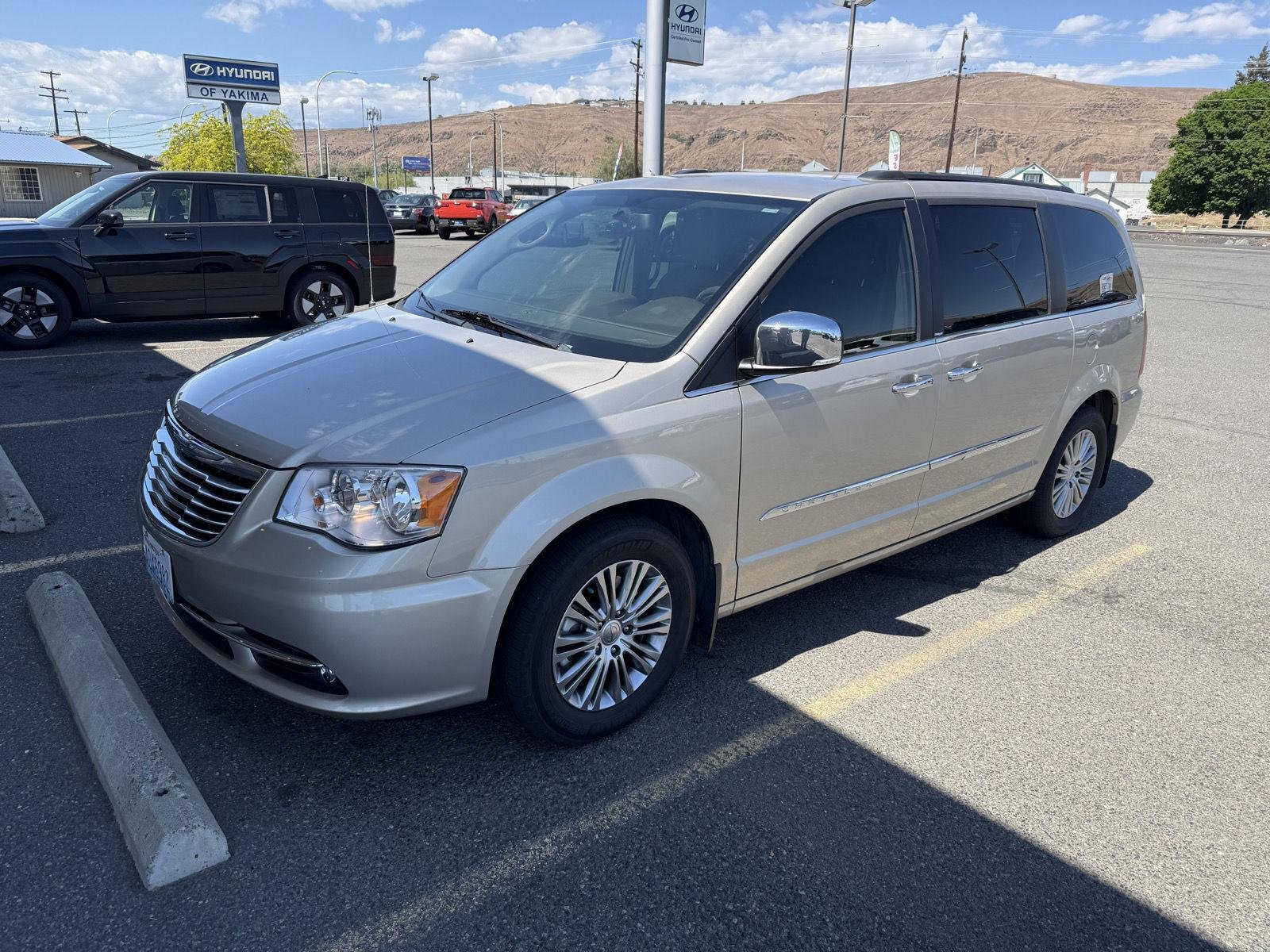 2014 Chrysler Town & Country Touring-L's photo