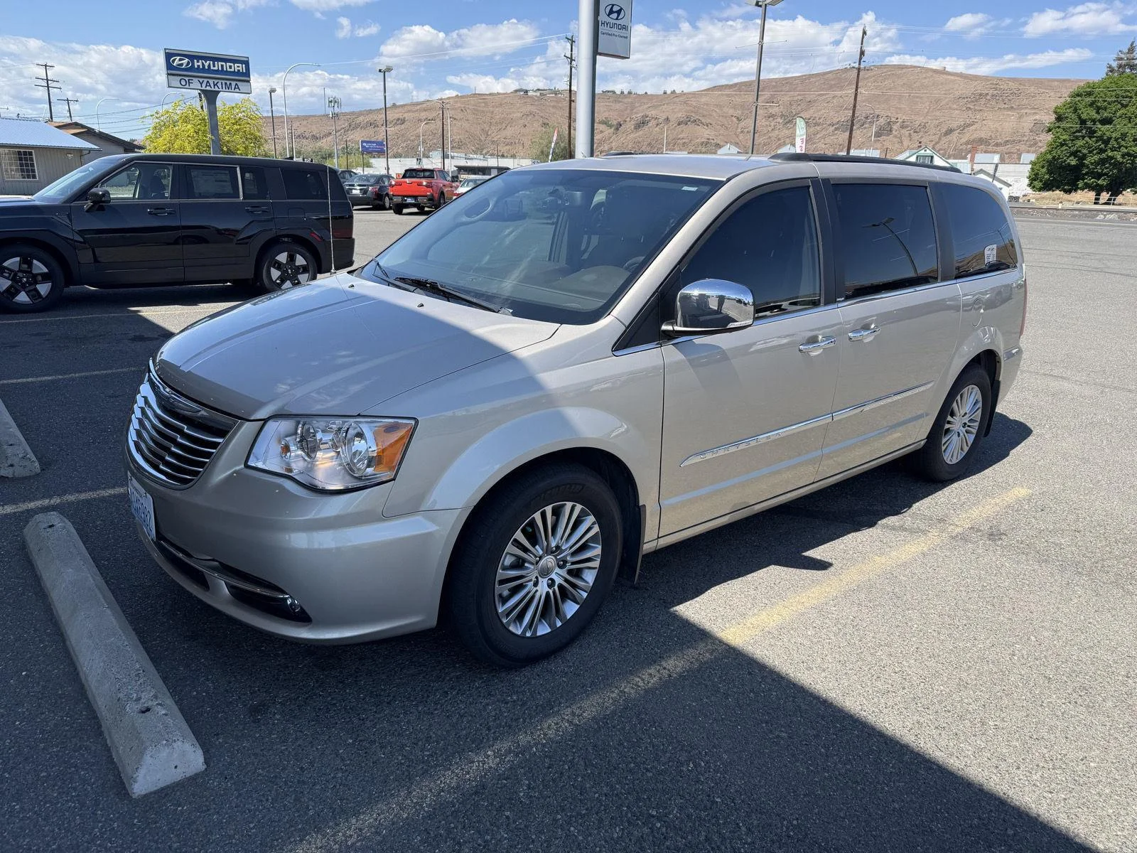 2014 Chrysler Town & Country Touring-L's photo