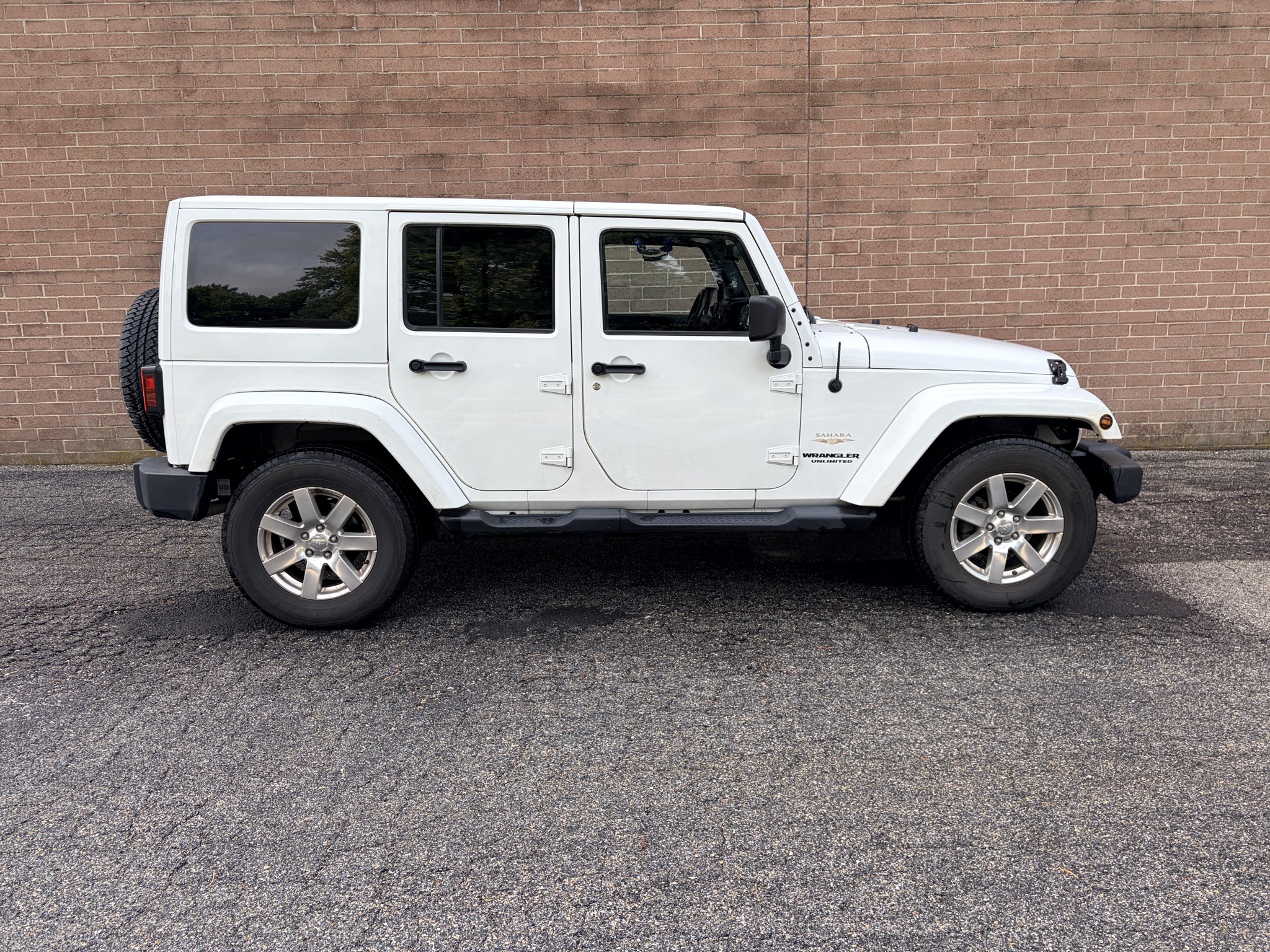 Used 2013 Bright White Clearcoat Jeep Sahara image 6