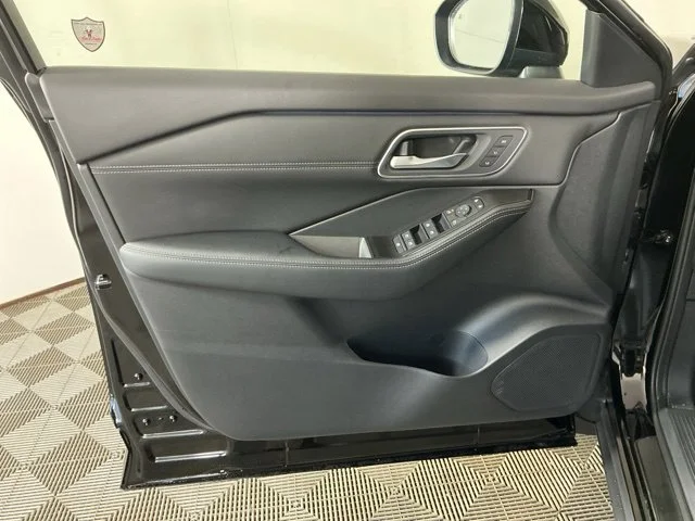 New 2026 Black Nissan Platinum image 9