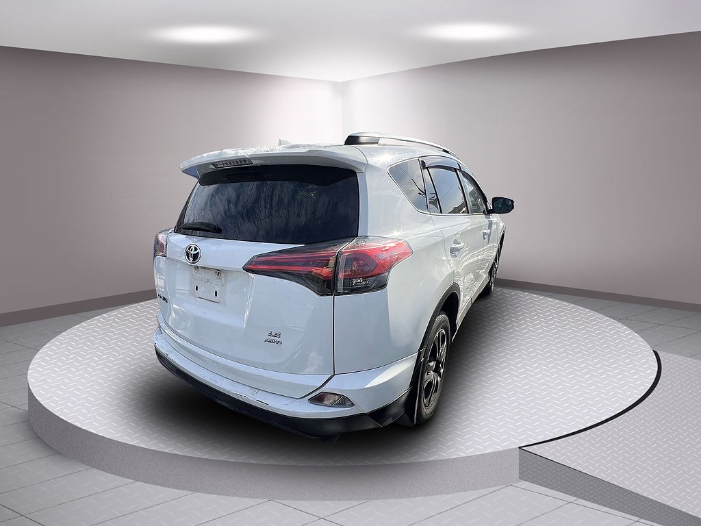2016 Toyota RAV4 LE - Photo 4