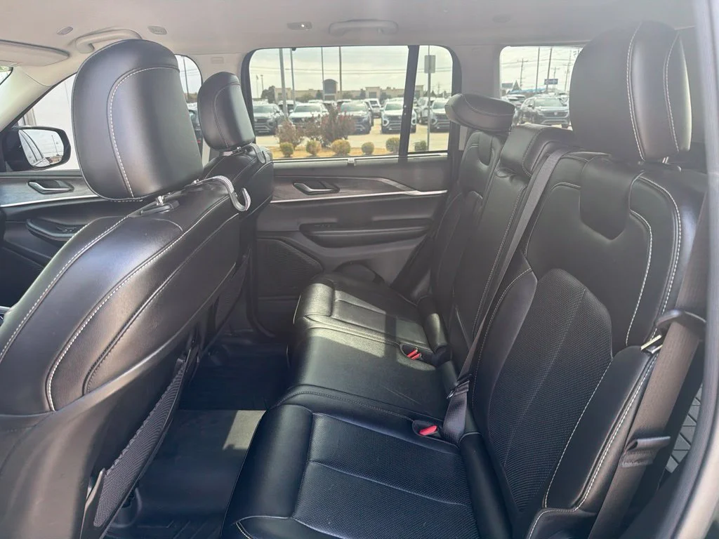 Used 2023 Diamond Black Crystal Pearlcoat Jeep Limited image 8