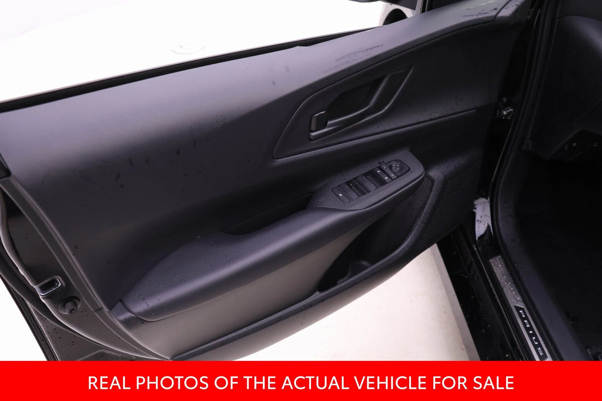 2026 Toyota Prius Plug-in Hybrid SE - Photo 9