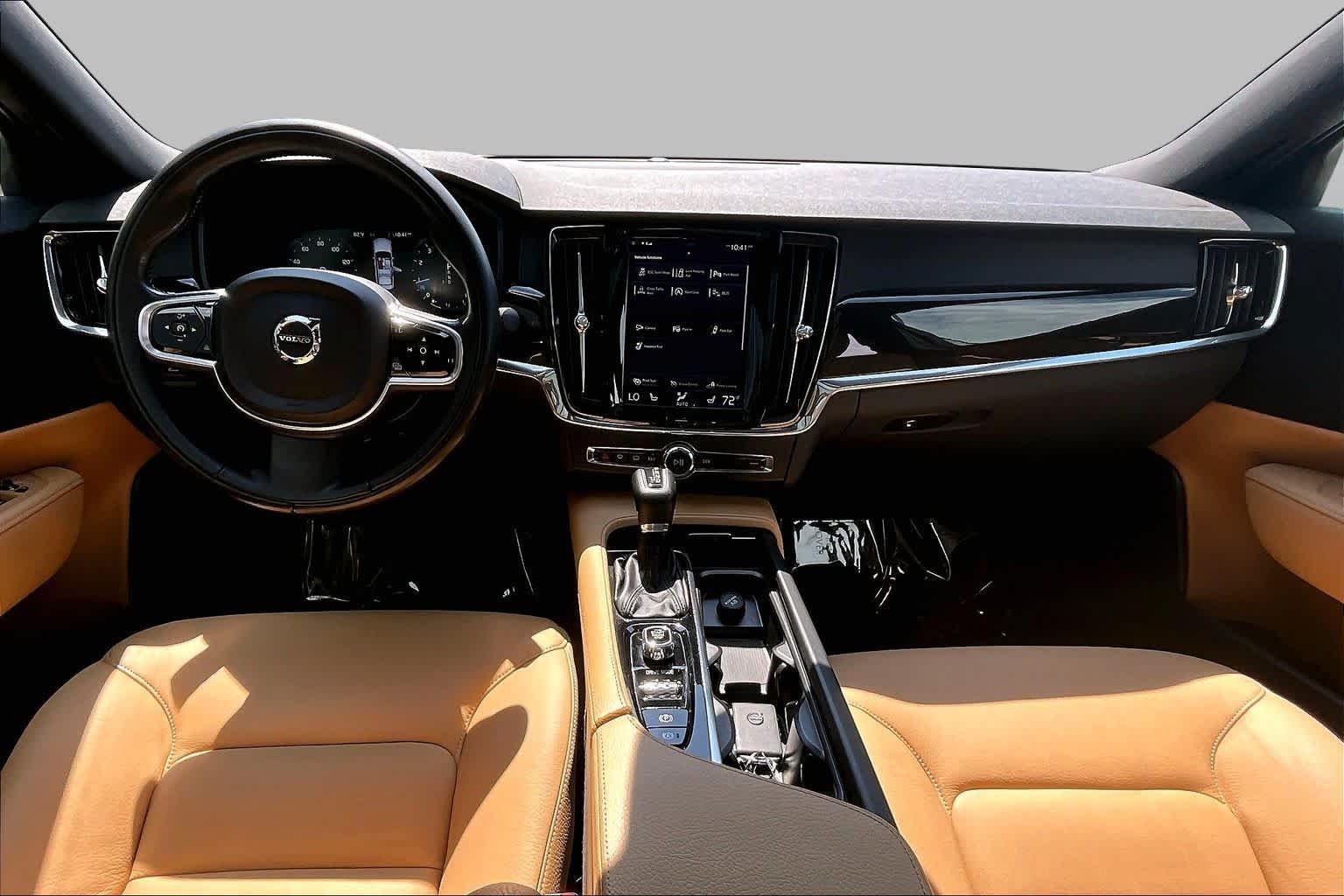 Used 2018 Crystal White Pearl Metallic Volvo Momentum image 16