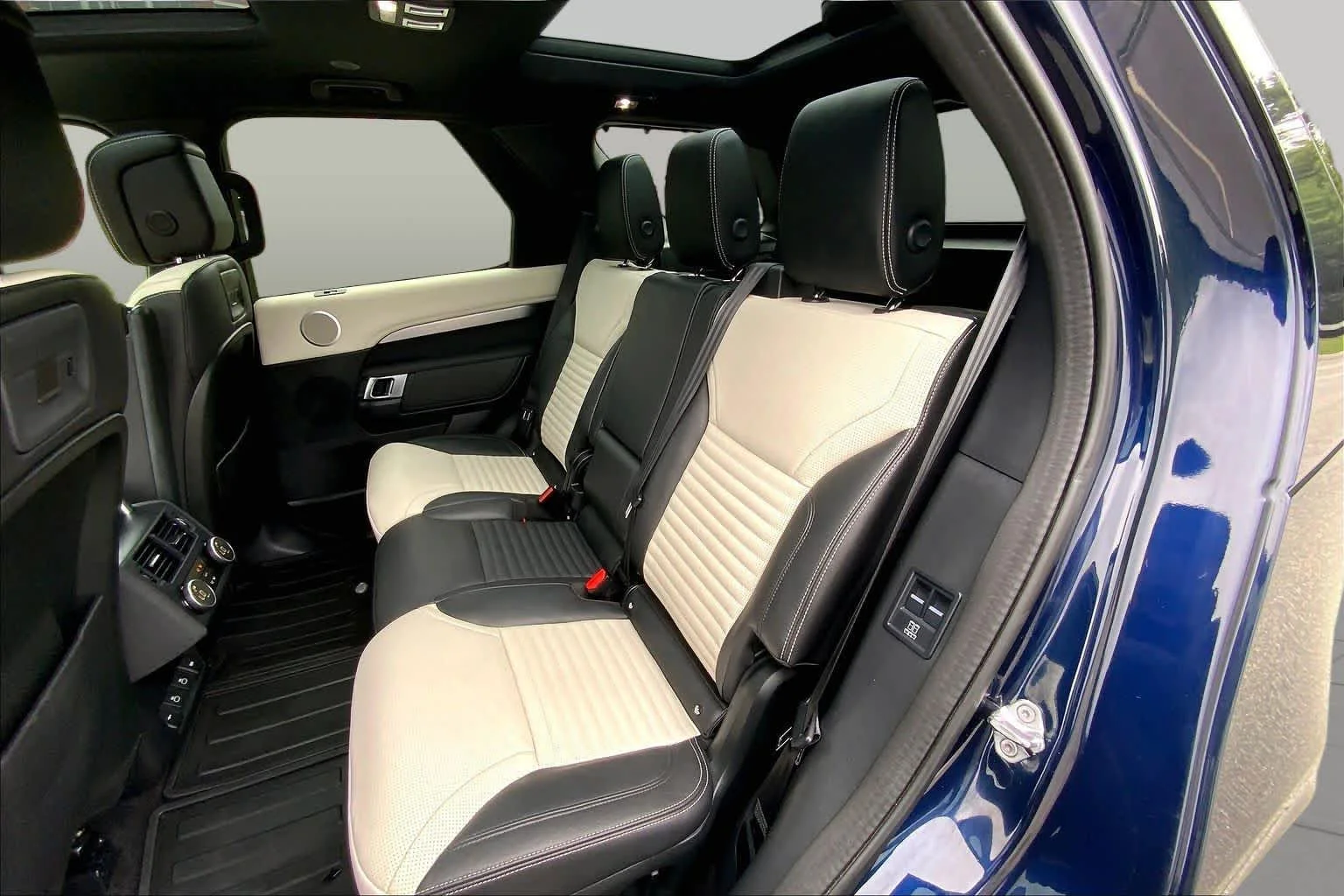 Used 2021 Portofino Blue Metallic Land Rover S R-Dynamic image 19