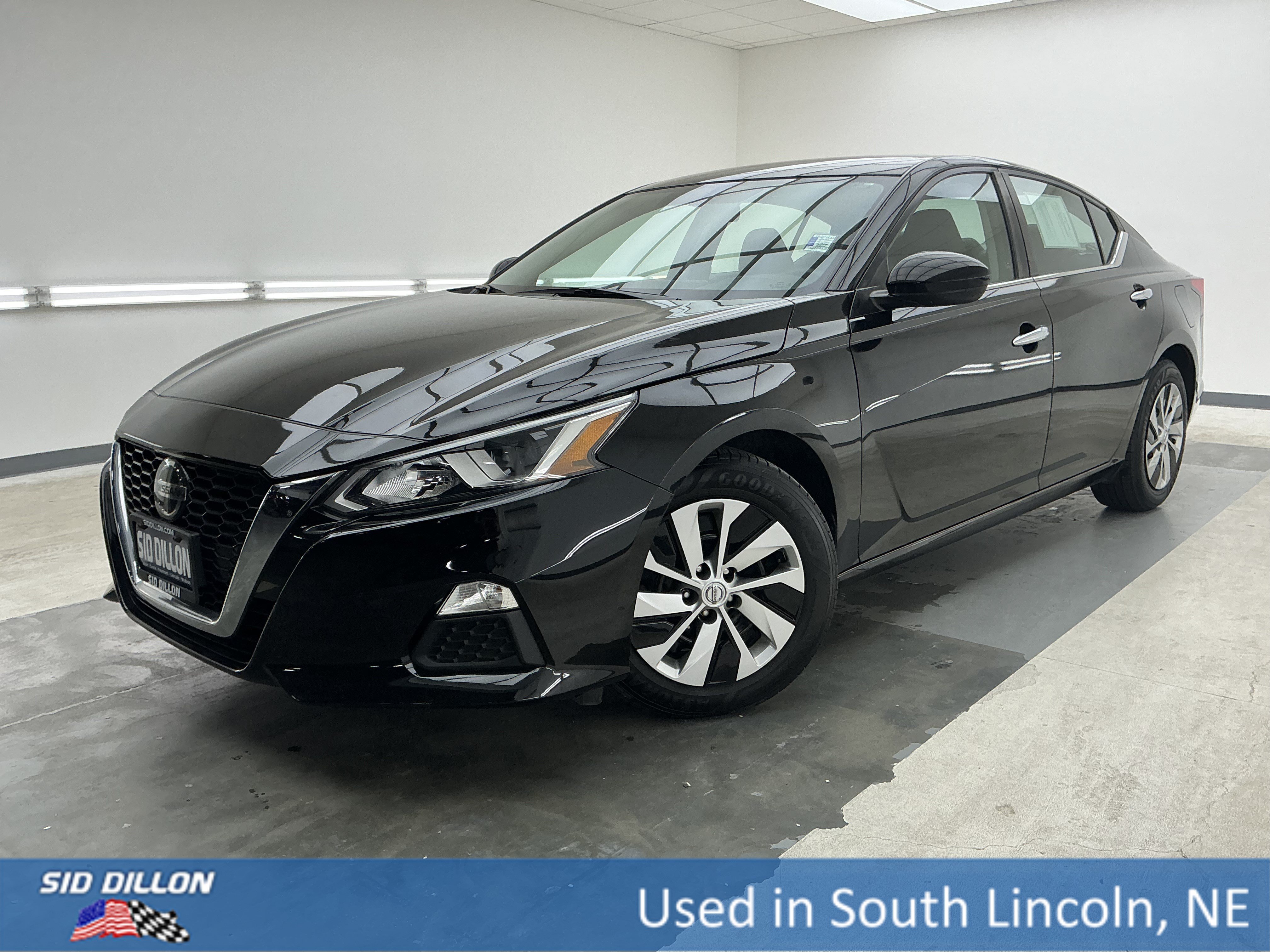Used 2020 Super Black Nissan 2.5 S image 1