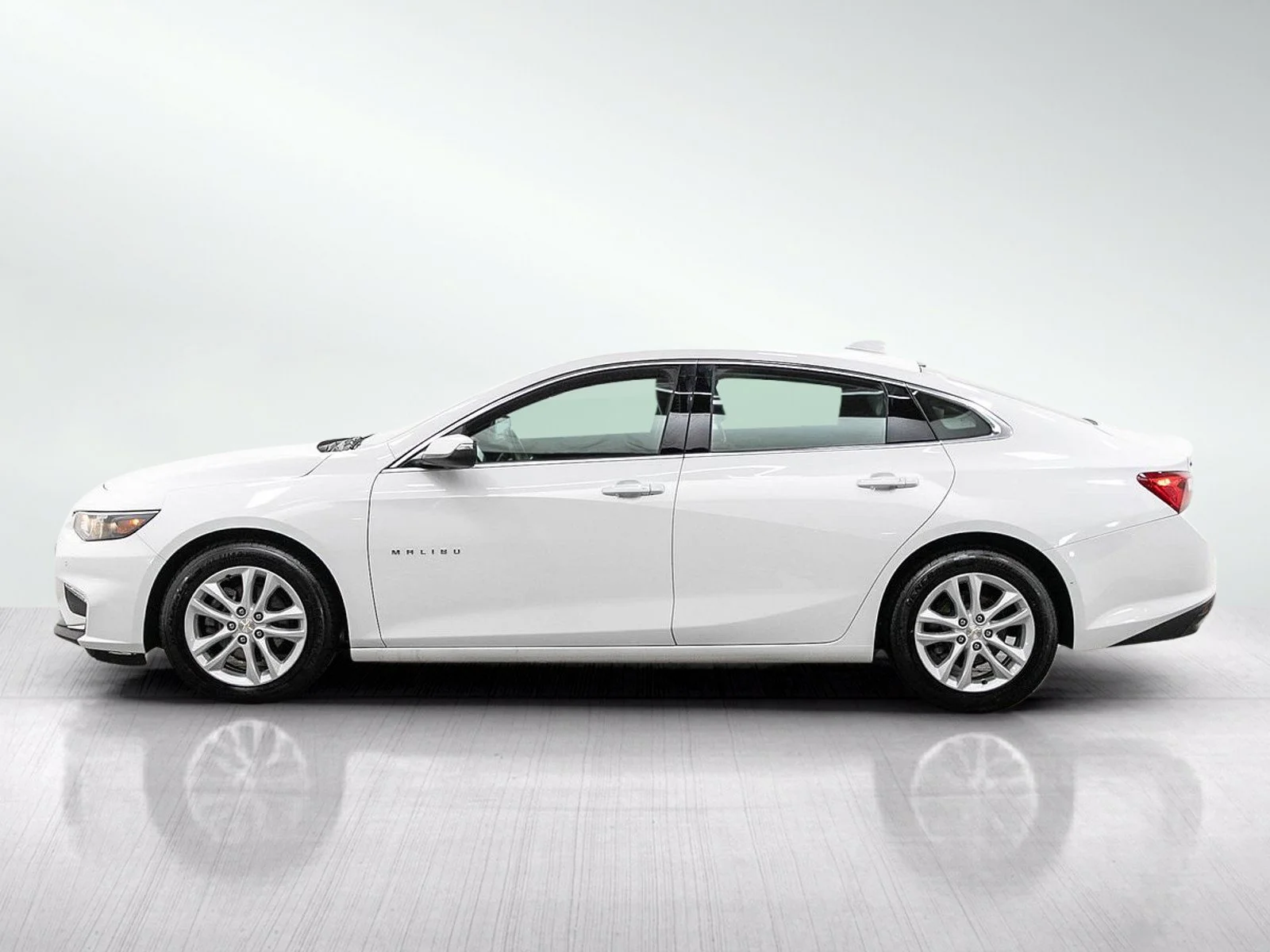 Used 2018 Chevrolet Malibu 1LT with VIN 1G1ZD5ST5JF240507 for sale in Burnsville, Minnesota
