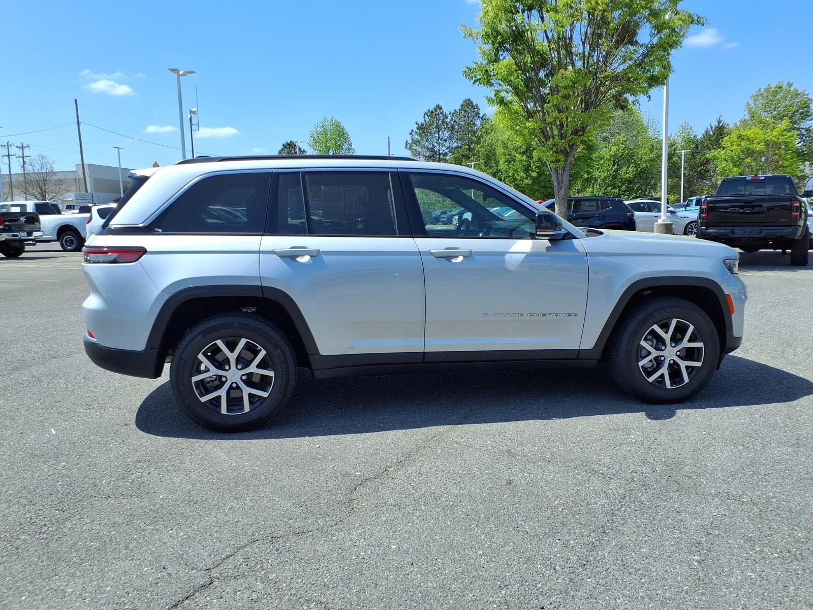 Used 2025 Silver Zynith Jeep Limited image 9