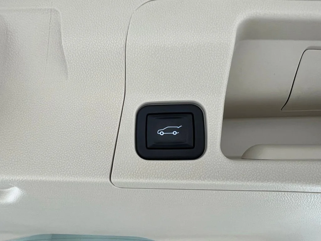 Used 2020 White GMC Denali image 36