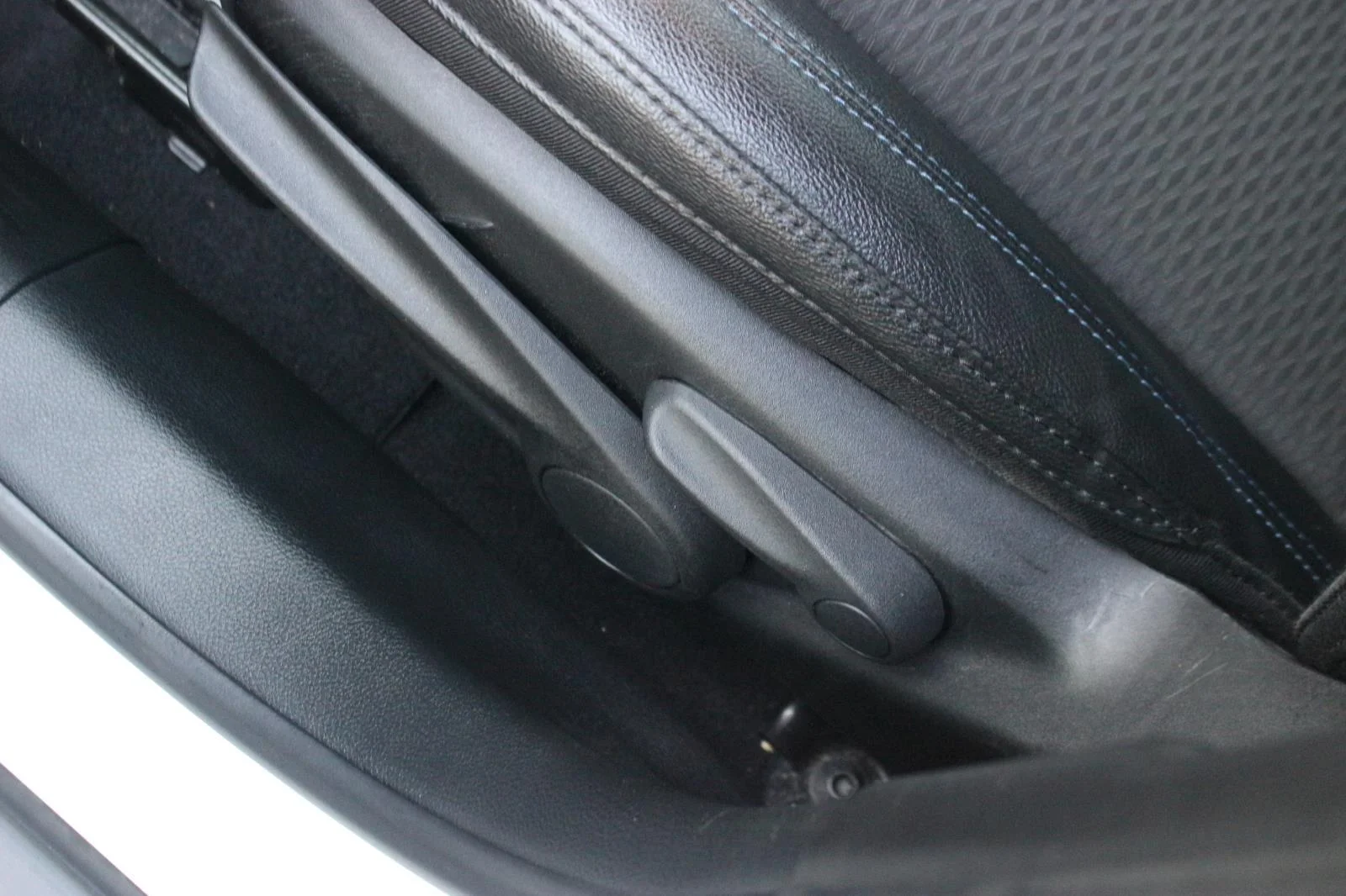 Used 2024 White Jeep Latitude image 16