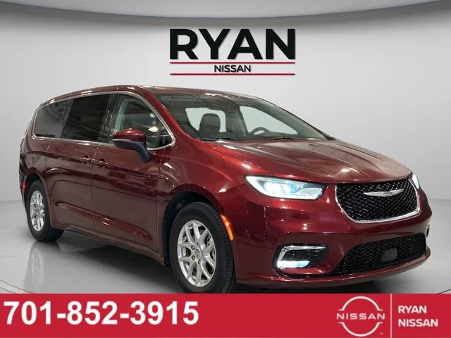 2023 Chrysler Pacifica Touring L's photo