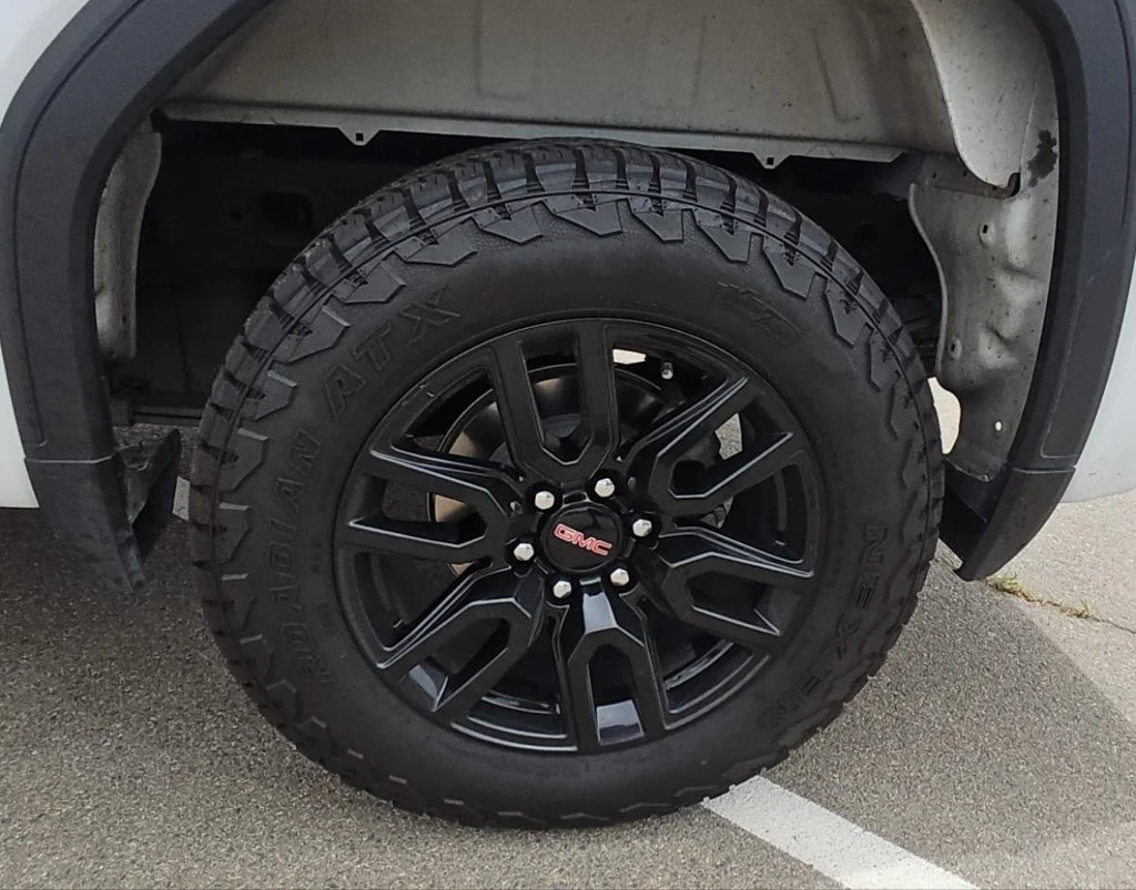 Used 2025 Summit White GMC Elevation image 6