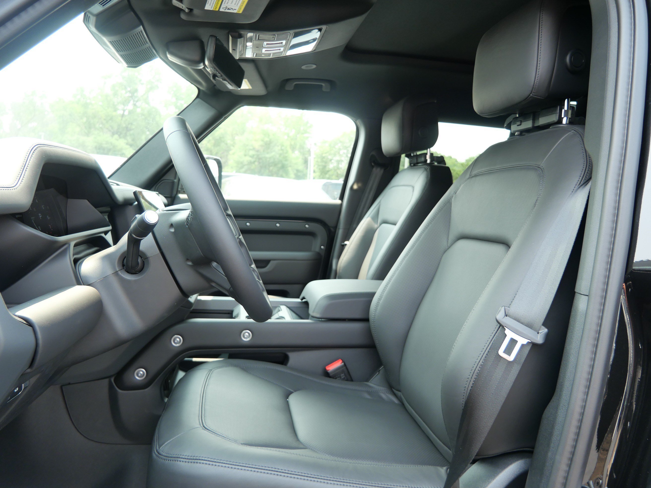 New 2026 Santorini Black Land Rover X-Dynamic SE image 3