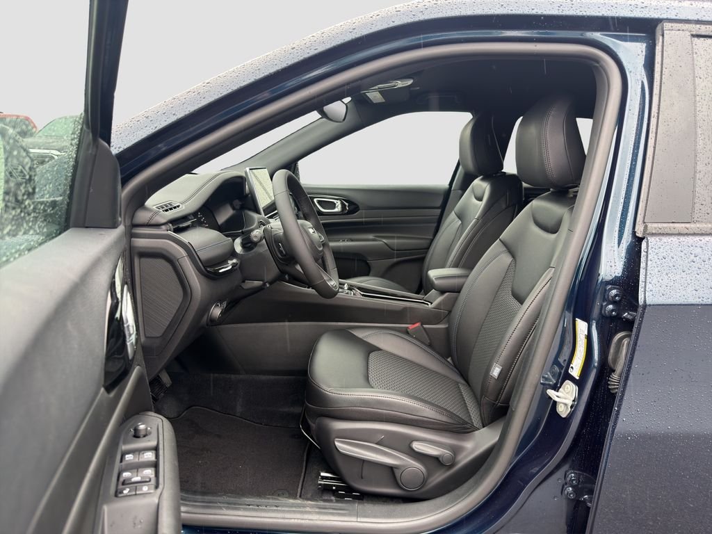 New 2026 Fathom Blue Pearl-Coat Exterior Paint Jeep Latitude image 9