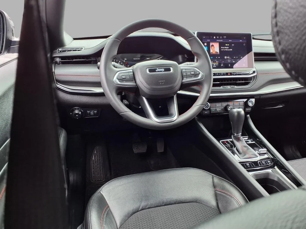 Used 2025 Silver Jeep Trailhawk image 4