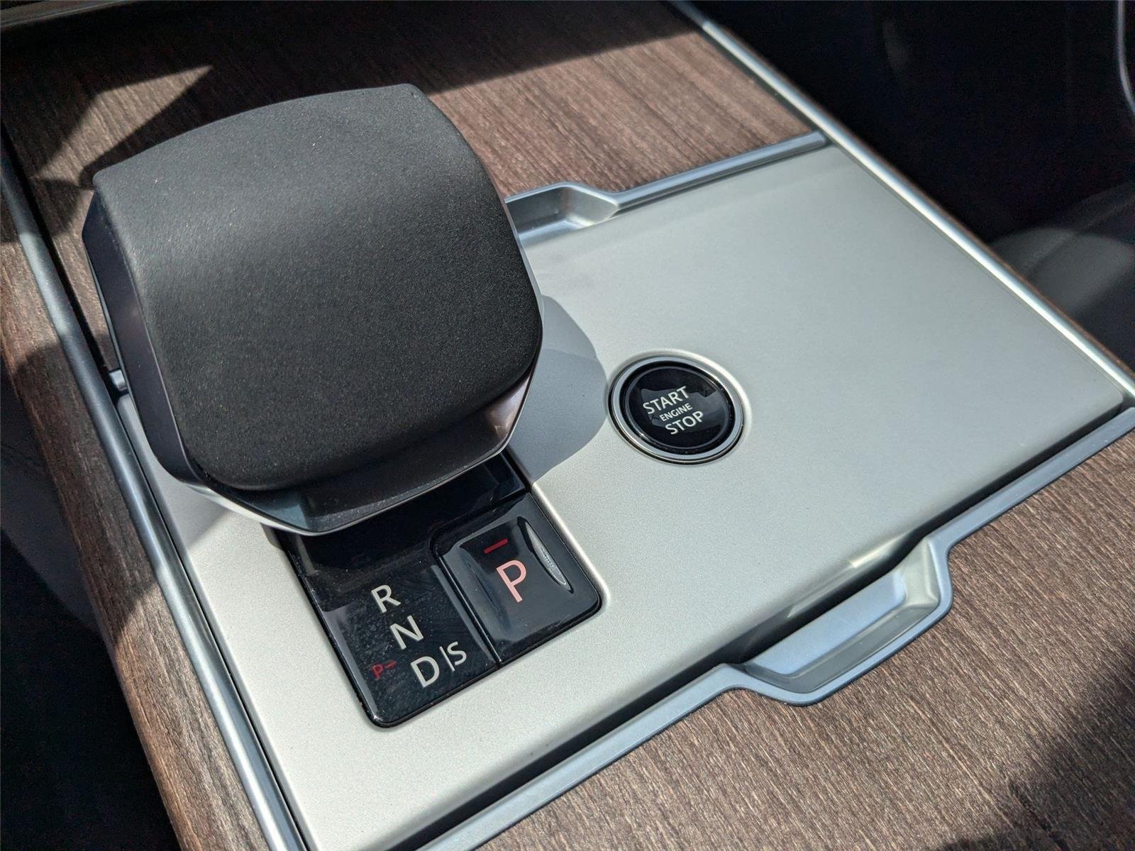 Used 2025 Carpathian Grey Premium Metallic Land Rover SE image 23