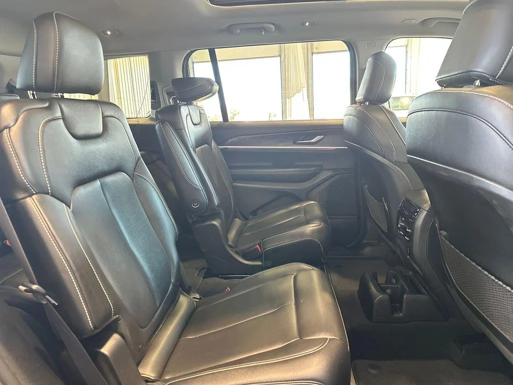Used 2023 Diamond Black Crystal Pearlcoat Jeep Limited image 35